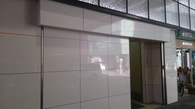 商業施設の外壁補修に結晶化ガラスパリトーン